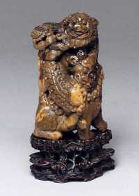 18TH CENTURY A ROOT-AMBER LION GROUP
